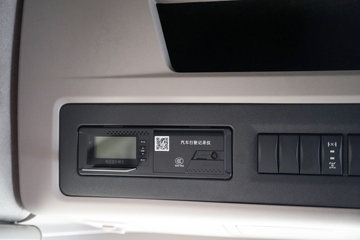 ���������콢KX ���߰� LNG 700���� 6X4 AMT����һ�� ǣ����ͼƬ