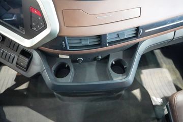 ���������콢KX ���߰� LNG 700���� 6X4 AMT����һ�� ǣ����ͼƬ