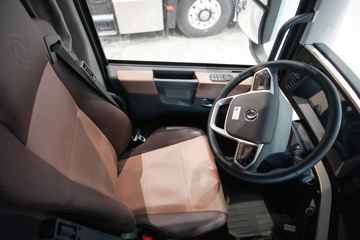 ���������콢KX ���߰� LNG 700���� 6X4 AMT����һ�� ǣ����ͼƬ