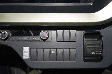 ���������콢KX ���߰� LNG 700���� 6X4 AMT����һ�� ǣ����ͼƬ