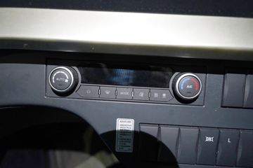 ���������콢KX ���߰� LNG 700���� 6X4 AMT����һ�� ǣ����ͼƬ