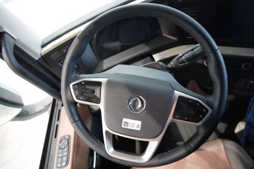 ���������콢KX ���߰� LNG 700���� 6X4 AMT����һ�� ǣ����ͼƬ