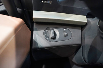 ���������콢KX ���߰� LNG 700���� 6X4 AMT����һ�� ǣ����ͼƬ