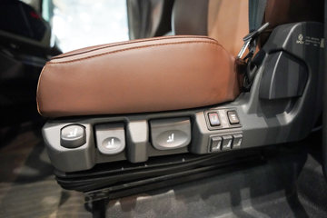 ���������콢KX ���߰� LNG 700���� 6X4 AMT����һ�� ǣ����ͼƬ