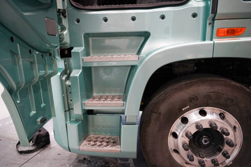 ���������콢KX ���߰� LNG 700���� 6X4 AMT����һ�� ǣ����ͼƬ