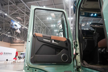 ���������콢KX ���߰� LNG 700���� 6X4 AMT����һ�� ǣ����ͼƬ