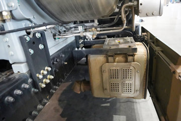 ���������콢KX ���߰� LNG 700���� 6X4 AMT����һ�� ǣ����ͼƬ