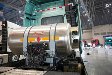 ���������콢KX ���߰� LNG 700���� 6X4 AMT����һ�� ǣ����ͼƬ