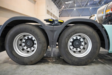 ���������콢KX ���߰� LNG 700���� 6X4 AMT����һ�� ǣ����ͼƬ