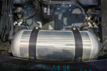 ���������콢KX ���߰� LNG 700���� 6X4 AMT����һ�� ǣ����ͼƬ