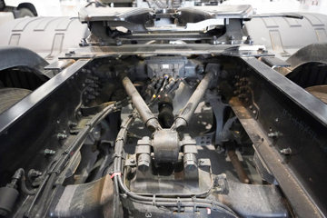 ���������콢KX ���߰� LNG 700���� 6X4 AMT����һ�� ǣ����ͼƬ