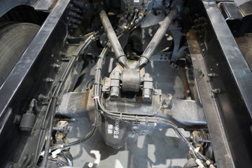 ���������콢KX ���߰� LNG 700���� 6X4 AMT����һ�� ǣ����ͼƬ