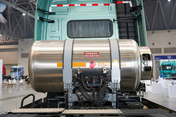 ���������콢KX ���߰� LNG 700���� 6X4 AMT����һ�� ǣ����ͼƬ