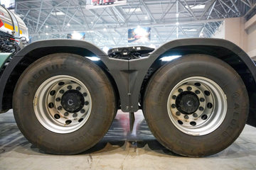 ���������콢KX ���߰� LNG 700���� 6X4 AMT����һ�� ǣ����ͼƬ