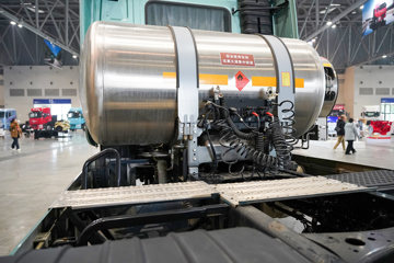 ���������콢KX ���߰� LNG 700���� 6X4 AMT����һ�� ǣ����ͼƬ