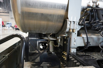 ���������콢KX ���߰� LNG 700���� 6X4 AMT����һ�� ǣ����ͼƬ