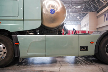 ���������콢KX ���߰� LNG 700���� 6X4 AMT����һ�� ǣ����ͼƬ