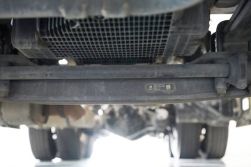 ���������콢KX ���߰� LNG 700���� 6X4 AMT����һ�� ǣ����ͼƬ