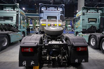 ���ӥ; ͷ�Ȳ� 15.6L LNG 660���� 6X4 һ�����12�� AMT�Զ��� ǣ����ͼƬ