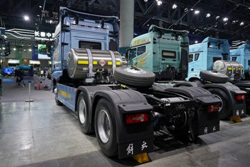���ӥ; ͷ�Ȳ� 15.6L LNG 660���� 6X4 һ�����12�� AMT�Զ��� ǣ����ͼƬ