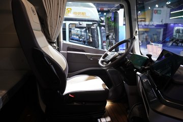 ���ӥ; ͷ�Ȳ� 15.6L LNG 660���� 6X4 һ�����12�� AMT�Զ��� ǣ����ͼƬ