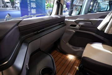 ���ӥ; ͷ�Ȳ� 15.6L LNG 660���� 6X4 һ�����12�� AMT�Զ��� ǣ����ͼƬ