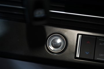 ���ӥ; ͷ�Ȳ� 15.6L LNG 660���� 6X4 һ�����12�� AMT�Զ��� ǣ����ͼƬ