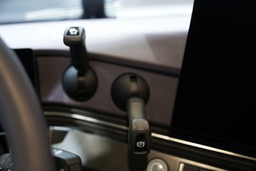 ���ӥ; ͷ�Ȳ� 15.6L LNG 660���� 6X4 һ�����12�� AMT�Զ��� ǣ����ͼƬ