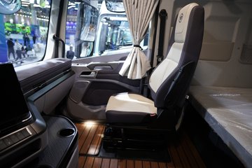 ���ӥ; ͷ�Ȳ� 15.6L LNG 660���� 6X4 һ�����12�� AMT�Զ��� ǣ����ͼƬ