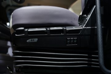 ���ӥ; ͷ�Ȳ� 15.6L LNG 660���� 6X4 һ�����12�� AMT�Զ��� ǣ����ͼƬ