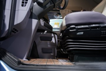 ���ӥ; ͷ�Ȳ� 15.6L LNG 660���� 6X4 һ�����12�� AMT�Զ��� ǣ����ͼƬ
