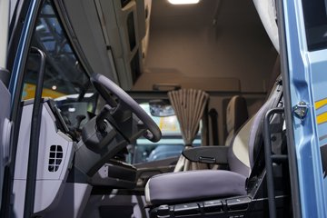 ���ӥ; ͷ�Ȳ� 15.6L LNG 660���� 6X4 һ�����12�� AMT�Զ��� ǣ����ͼƬ