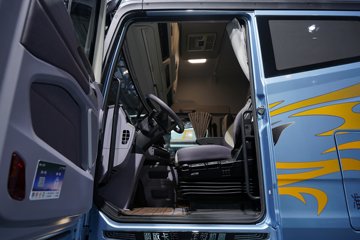 ���ӥ; ͷ�Ȳ� 15.6L LNG 660���� 6X4 һ�����12�� AMT�Զ��� ǣ����ͼƬ