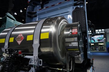 ���ӥ; ͷ�Ȳ� 15.6L LNG 660���� 6X4 һ�����12�� AMT�Զ��� ǣ����ͼƬ