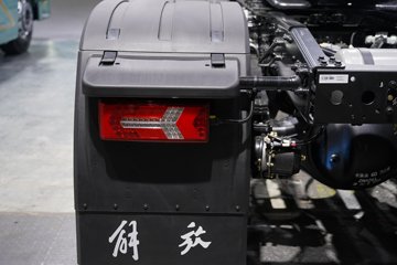���ӥ; ͷ�Ȳ� 15.6L LNG 660���� 6X4 һ�����12�� AMT�Զ��� ǣ����ͼƬ