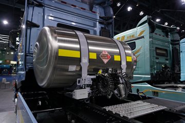 ���ӥ; ͷ�Ȳ� 15.6L LNG 660���� 6X4 һ�����12�� AMT�Զ��� ǣ����ͼƬ