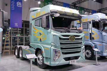 青岛解放鹰途 头等舱 13.2L柴油 640马力 6X4 一汽解放12档 AMT自动档 牵引车