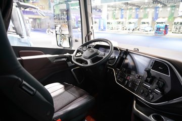 �ൺ���ӥ; ͷ�Ȳ� 13.2L���� 640���� 6X4 һ�����12�� AMT�Զ��� ǣ����ͼƬ