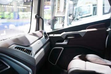 �ൺ���ӥ; ͷ�Ȳ� 13.2L���� 640���� 6X4 һ�����12�� AMT�Զ��� ǣ����ͼƬ