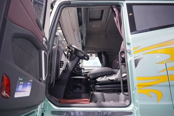 �ൺ���ӥ; ͷ�Ȳ� 13.2L���� 640���� 6X4 һ�����12�� AMT�Զ��� ǣ����ͼƬ