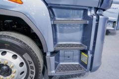 解放鹰驰 7.8L柴油 320马力 4X2 一汽解放8档 9.7米厢式载货车