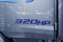 解放鹰驰 7.8L柴油 320马力 4X2 一汽解放8档 9.7米厢式载货车