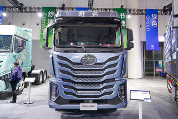 解放鹰驰 7.8L柴油 320马力 4X2 一汽解放8档 9.7米厢式载货车