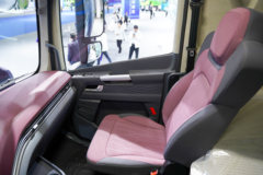 解放鹰驰 7.8L柴油 320马力 4X2 一汽解放8档 9.7米厢式载货车