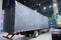 解放鹰驰 7.8L柴油 320马力 4X2 一汽解放8档 9.7米厢式载货车