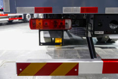 解放鹰驰 7.8L柴油 320马力 4X2 一汽解放8档 9.7米厢式载货车