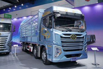 青岛解放鹰途 商务舱 13.2L柴油 620马力 8X4 一汽解放12档 AMT自动档 9.4米仓栅式载货车