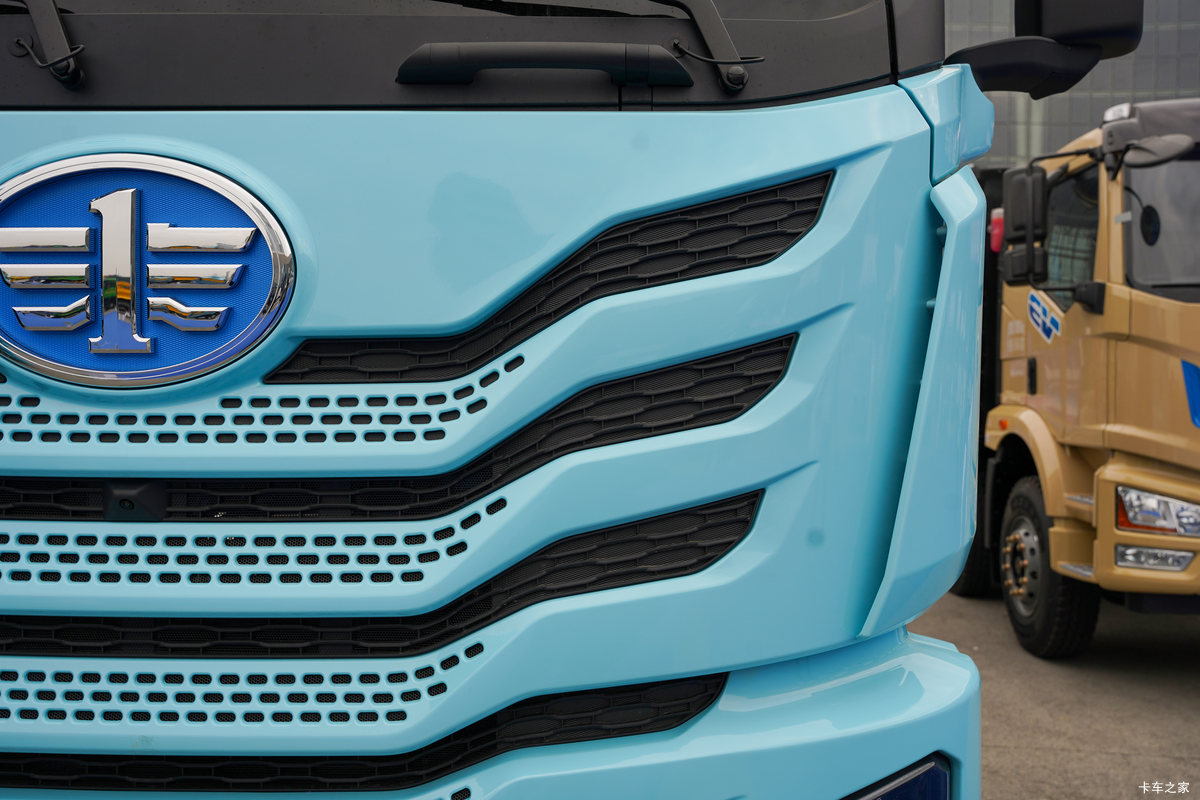 ���ӥ�� 6X4 ����ʽ���綯ǣ���� ����ʱ��400.61kWh���