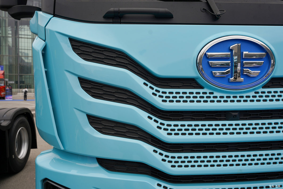 ���ӥ�� 6X4 ����ʽ���綯ǣ���� ����ʱ��400.61kWh���