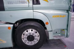 青岛解放鹰途 商务舱 柴油 680马力 6X4 一汽解放12档 AMT自动档 牵引车